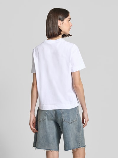 Frauenmodel trägt Damen T-Shirt mit Motiv-Print und Rundhalsausschnitt von Rich & Royal aus Reine Baumwolle, Regular-Fit, Rückenlänge 58 cm, Ganzkörperansicht Rückansicht.