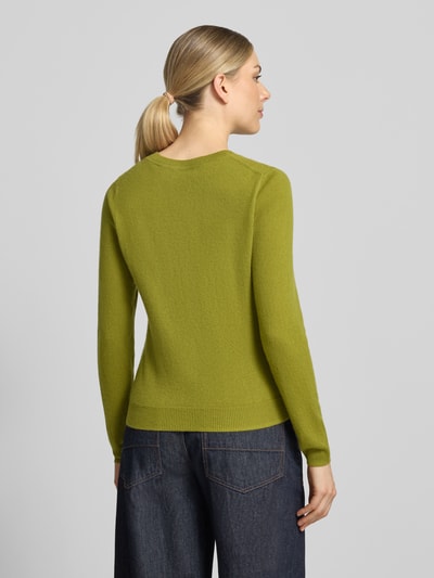 Männermodel trägt Slim Fit Strickpullover aus reinem Kaschmir von Christian Berg Woman, zielony, krój slim fit, gładka tekstura, elastyczne wykończenia, długość pleców w rozmiarze S: 54 cm, długość rękawa w rozmiarze S: 65 cm, widok całej sylwetki od tyłu