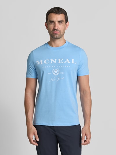 Mężczyznamodel nosi T-Shirt mit Label-Print und Rundhalsausschnitt von MCNEAL, niebieska bawełna, krój regular fit, długość tyłu 68 cm, widok całej sylwetki z przodu