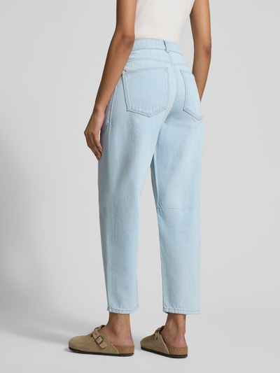 Frauenmodel trägt Barrel Fit Jeans mit aufgesetzten Taschen von Jake*s Casual in Hellblau, reine Baumwolle, Rückansicht Ganzkörperansicht.