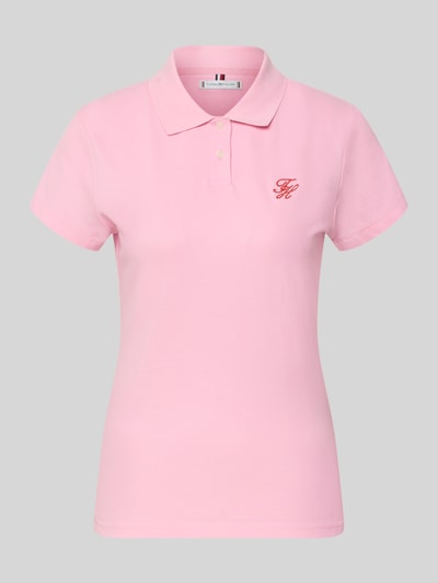 Produktfoto, Slim Fit Poloshirt aus Baumwoll-Mix von Tommy Hilfiger, unifarbenes rosa Piqué, kurzarm, Logo-Stitching, Polokragen, 2-Knopf-Verschluss.