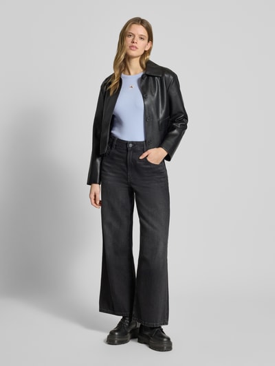 Frauenmodel trägt Longsleeve mit Label-Detail von Calvin Klein Jeans im Slim-Fit aus Baumwoll-Elasthan-Mix, hellblaue Farbe, Ganzkörperansicht von vorne, Rückenlänge bei Größe S 51 cm.