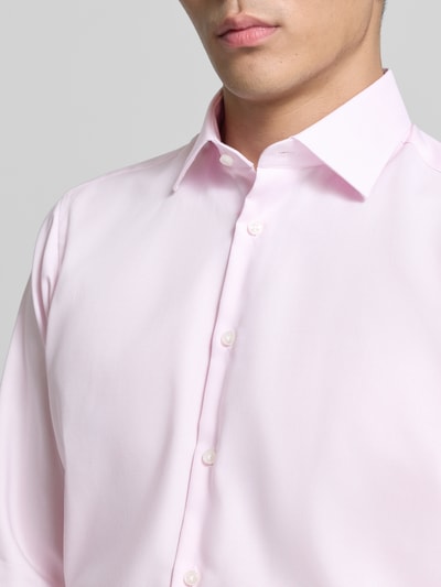 Mężczyzna nosi Regular Fit Business Hemd aus Baumwolle mit Kentkragen von Christian Berg Men, jasnoróżowy kolor, bawełna, guzikami, kołnierz kent, długość pleców 78 cm, szerokość w rozmiarze 47 cm, długość rękawa 64 cm, zbliżenie na górną część ciała.