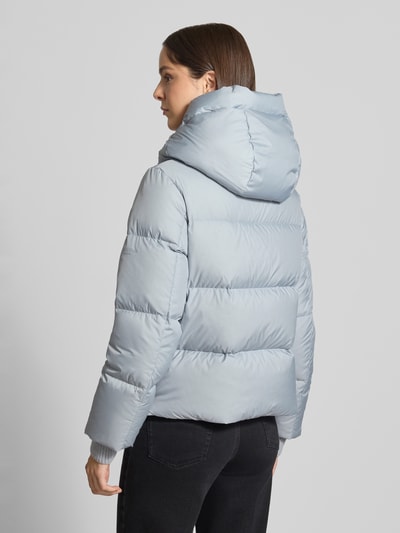 Männermodel trägt Regular Fit Daunenjacke mit Label-Patch von Marc O'Polo in Hellblau, glatte Oberfläche, Ganzkörperansicht Rückansicht, kurtka puchowa damska Marc O'Polo