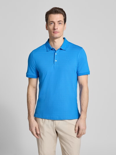 Männermodel trägt Slim Fit Poloshirt aus Baumwoll-Mix Modell 'Pete' von BRAX in Blau, Schlicht, Polokragen, Ganzkörperansicht von vorne. Herren Poloshirt, Rückenlänge bei Größe M 71 cm, elastischer Baumwoll-Mix.
