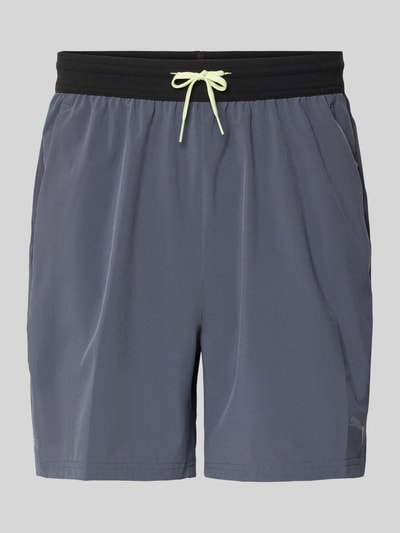 Produktfoto, Shorts mit elastischem Bund und Logo von PUMA PERFORMANCE, grauer Material-Mix mit Stretch, Regular Fit, Vorderansicht