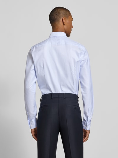 Männermodel trägt Slim Fit Businesshemd mit extra langem Arm von Jake*s in Hellblau mit glatter Textur, Ganzkörperansicht Rückansicht.