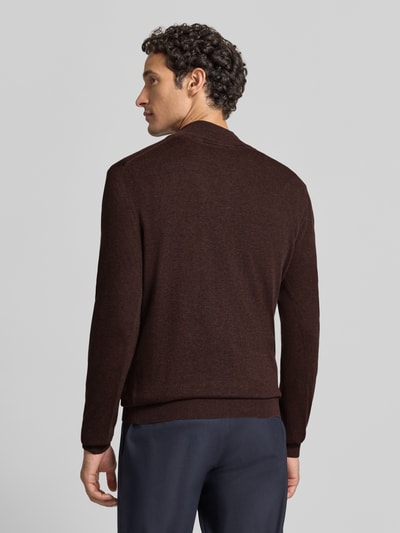 Męski model nosi Slim Fit Strickpullover aus Baumwoll-Mix mit Viskose-Anteil od ROY ROBSON, strukturowana dzianina, krój slim fit, troyer, długie rękawy, ściągacze, emblemat logo, długość tyłu w rozm. M: 69 cm, długość rękawa w rozm. M: 72 cm, widok całej sylwetki z tyłu.