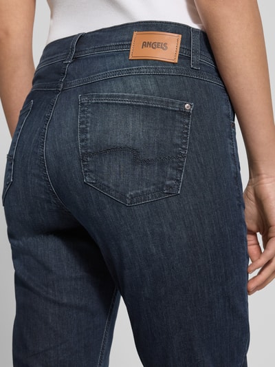 Kobiece modelka nosi Slim Fit Jeans im 5-Pocket-Design Modell 'ORNELLA' od Angels, mieszanka bawełny z dodatkiem streczu, skrócony krój, zapięcie na guzik i zamek, szerokość w rozmiarze 36: 40 cm, długość wewnętrzna nogawki w rozmiarze 36: 66 cm, tekstura gładka, kolor głęboki niebieski, detal tylnej kieszeni, zbliżenie na dolną część pleców, detal