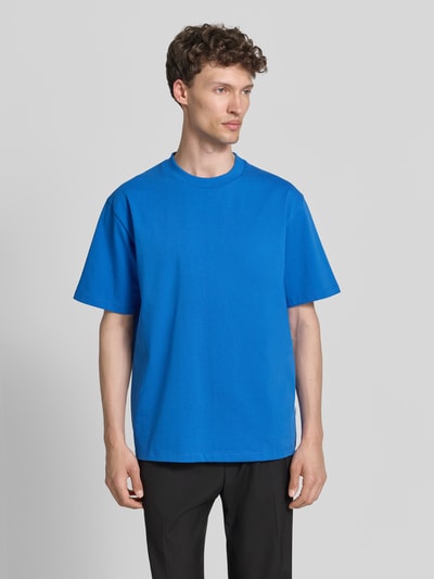 Männermodel trägt Oversized T-Shirt mit Rundhalsausschnitt von Lindbergh in Blau, Reine Baumwolle, Rückenlänge 69 cm, Ganzkörperansicht von vorne.