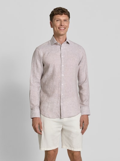 Männermodel trägt Regular Fit Leinenhemd mit Kentkragen von Christian Berg Men, feine Streifen, Knopfleiste, Ganzkörperansicht von vorne.