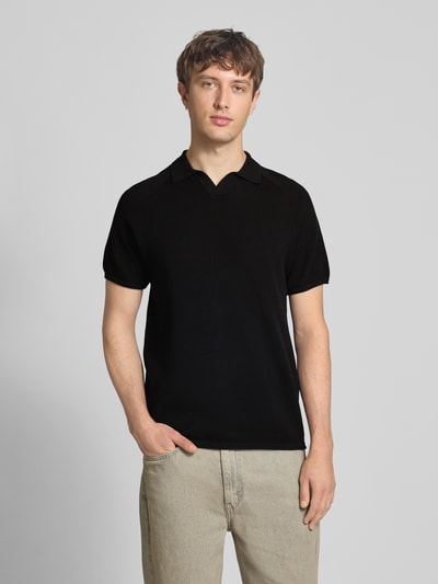 Männermodel trägt Regular Fit Poloshirt mit Strukturmuster Modell 'HILL' von Jack & Jones, reine Baumwolle, Nahaufnahme Oberkörper.