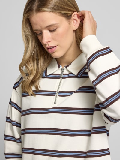 Frauenmodel trägt Relaxed Fit Sweatshirt aus reiner Baumwolle von Marc O'Polo Denim, mehrfarbig gestreift, Sweat, Nahaufnahme Oberkörper.