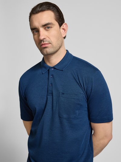 Męski model nosi Regular Fit Poloshirt mit Brusttasche od Christian Berg Men, bawełniany materiał, polokrągły kołnierzyk, widok z przodu, zbliżenie na górę