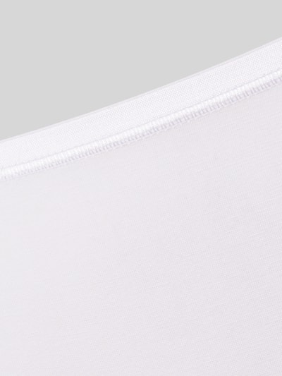 Produktfoto, Slip aus Modal-Mix Modell 'PURE' von Mey, weißer Stoff mit glatter Textur, eingefasste Abschlüsse, Damen Slip, Detailaufnahme