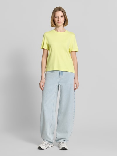 Frauenmodel trägt Regular Fit T-Shirt aus reiner Baumwolle von s.Oliver RED LABEL, Optik: Unifarben, Länge: Cropped, Rundhals, Jersey, Ärmelform: Kurzarm, Ganzkörperansicht von vorne.