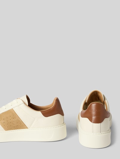 Produktfoto, Sneaker aus Leder mit Schnürung von Woolrich in Beige und Braun, abgerundete Spitze, Label-Details, Absatzhöhe 4 cm, Schafthöhe 5 cm, Schaftweite 6 cm.
