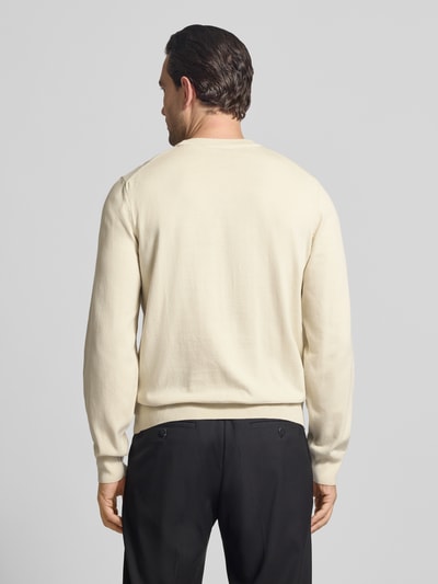 Männermodel trägt Regular Fit Strickpullover aus reiner Baumwolle Modell 'UPCAS' von BOSS, Optik: Unifarben, Ganzkörperansicht Rückansicht.