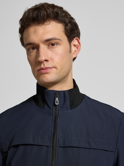 Männermodel trägt Jacke mit Stehkragen Modell 'POTOSI' van Peuterey, donkerblauw, regular fit, detailopname bovenlichaam, materiaal-mix met stretch.