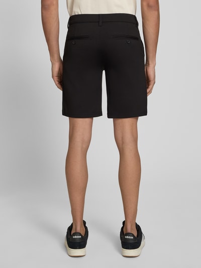 Männermodel trägt Regular Fit Bermudas aus viscosemix model 'MARK' van Only & Sons in effen kleuren met labelapplicatie, riemlussen, knoopsluiting, steekzakken en achterzak met knoop, materiaalverwerking met stretch-geweven structuur, ganzkörperansicht rückansicht.