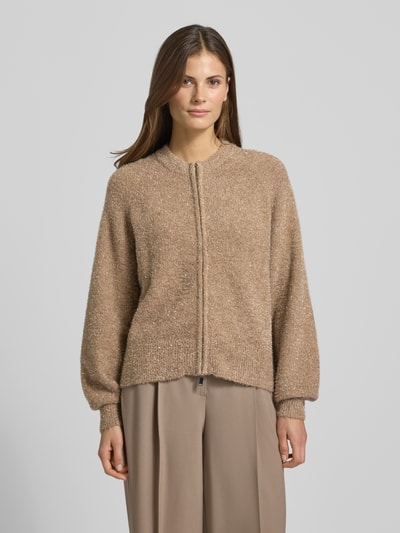 Frauenmodel trägt Strickjacke mit Zweiwege-Reißverschluss Modell 'Dosmic' von Opus, Material-Mix mit Stretch-Anteil, Regular Fit, Stehkragen, beigefarbene melierte Optik, Rückenlänge 59 cm, Ärmellänge 63 cm, Ganzkörperansicht von vorne.