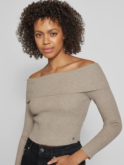 Guess Strickpullover im Off-Shoulder-Design Modell 'NINA' Taupe 3