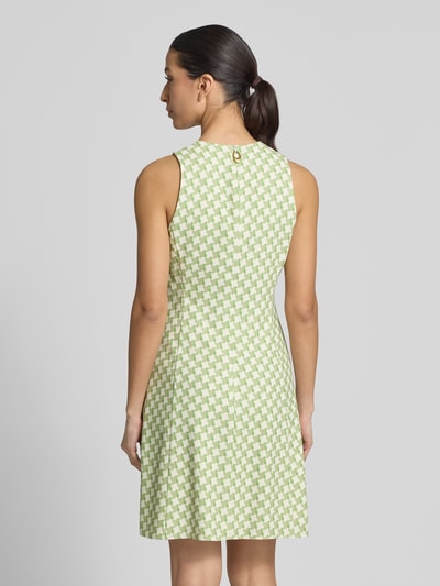 Frauenmodel trägt Tailliertes Freizeitkleid mit Allover-Muster Modell 'Kaseli-1' von HUGO, mehrfarbig, Mini-Länge, breite Träger, Rückansicht, Optik:Allover-Muster, Passform: Tailliert, Ausschnitt: Rundhals, Label-Applikation, Verschluss: Nahtreißverschluss hinten, Materialverarbeitung: Flammgarn. Ganzkörperansicht Rückansicht.