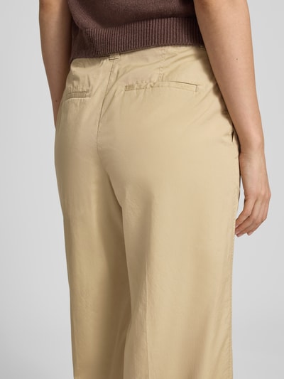 Frauenmodel trägt Hose in verkürzter Passform mit Eingrifftaschen von Gant, Reine Baumwolle, Paspeltaschen, Ganzkörperansicht Rückansicht.