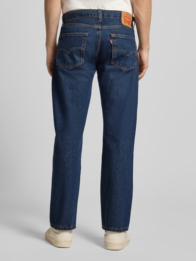 Männermodel trägt Jeans mit 5-Pocket-Design von Levi's®, Reine Baumwolle, Relaxed-Fit, Dunkelblau, Ganzkörperansicht Rückansicht.
