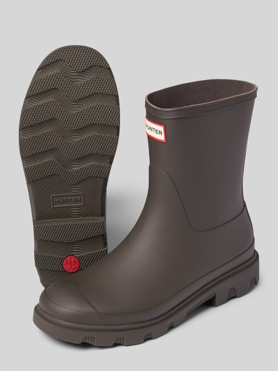 Produktfoto, Stiefel mit Logo-Detail von Hunter, brązowe kozaki z detalem z logo, zaokrąglony krój, gładka powierzchnia, profilowana podeszwa, wysokość obcasa w rozmiarze 40: 3 cm, wysokość cholewki w rozmiarze 40: 20 cm, szerokość cholewki w rozmiarze 40: 14 cm