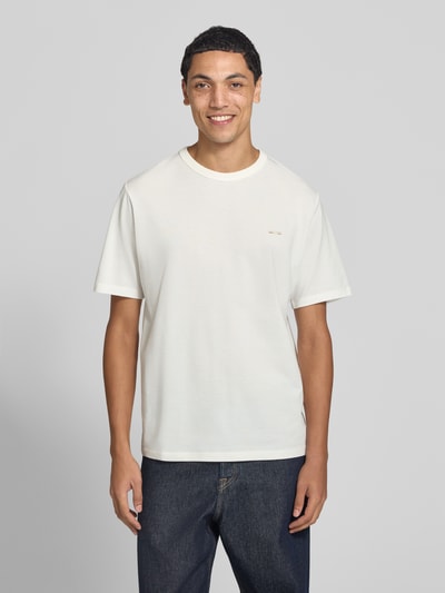 Männermodel trägt Regular Fit T-Shirt aus Baumwoll-Mix Modell 'Alves' von JACK & JONES, weiß, dezentes Logo, Ganzkörperansicht von vorne, Damen T-Shirt, Rundhalsausschnitt, Rückenlänge Größe M 70 cm