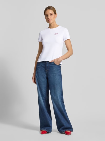 Kobiece modelka nosi Regular Fit T-Shirt aus reiner Baumwolle od Tom Tailor Denim, efekt: jednolity kolor, wyhaftowany napis, okrągły dekolt, krótki rękaw, dżersej, czysta bawełna, widok całej sylwetki z przodu.
