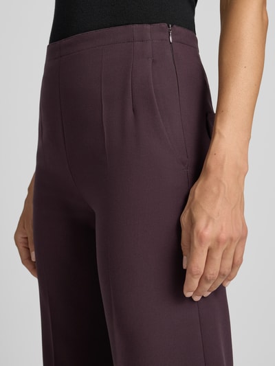Frauenmodel trägt Flared Fit Hose mit Viskose-Anteil von windsor., elastischer Bund, bügelfalten, dunkles Violett, Nahaufnahme Oberkörper