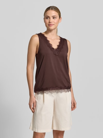 Frauenmodel trägt Regular Fit Bluse mit Spitzenbesatz Modell 'Bicco' von FREE/QUENT in Braun, ärmellos, V-Ausschnitt, Nahaufnahme Oberkörper.