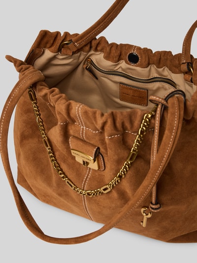 Produktfoto, Tote Bag aus echte Rindsvelours von Marc Jacobs mit Magnetverschluss, Hauptfach, Logo-Detail, Raffungen, schmale Trageriemen, Breite 37 cm, Länge 31 cm, Tiefe 13 cm, braune Farben, weiche Velours-Textur, goldfarbene Metallkette, sichtbare Nähte, beige Innenfutter.