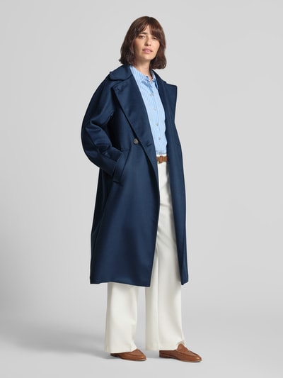 Frauenmodel trägt Regular Fit Mantel aus reiner Schurwolle Modell 'RESINA' von Weekend Max Mara in Dunkelblau, Ganzkörperansicht von vorne.
