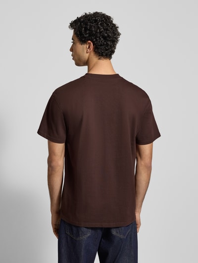 Männermodel trägt T-Shirt mit Label-Stitching van Carhartt Work In Progress, bruin, katoen, regular fit, ronde hals, rugaanzicht.