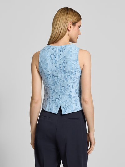 Modelka nosi Regular Fit Weste mit Allover-Spitzenbesatz von V by Vera Mont, jasnoniebieska mieszanka bawełny z obszyciem z koronki na całej powierzchni, listwa guzikowa, dekolt w serek, kieszenie z wypustkami, długość tyłu w rozmiarze 36: 50 cm, Ganzkörperansicht Rückansicht.