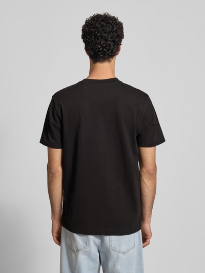 Männermodel trägt Regular Fit T-Shirt mit Logo-Print Modell 'icon' von G-Star Raw, reine Baumwolle, Rückenlänge 71 cm, Ganzkörperansicht Rückansicht.