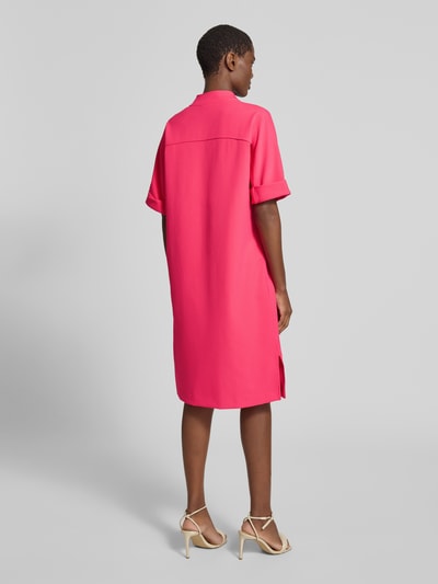 Frauenmodel trägt Knielanges Kleid mit Eingrifftaschen von Milano Italy in Pink, gerader Schnitt, Material-Mix, Rückansicht Ganzkörperansicht.