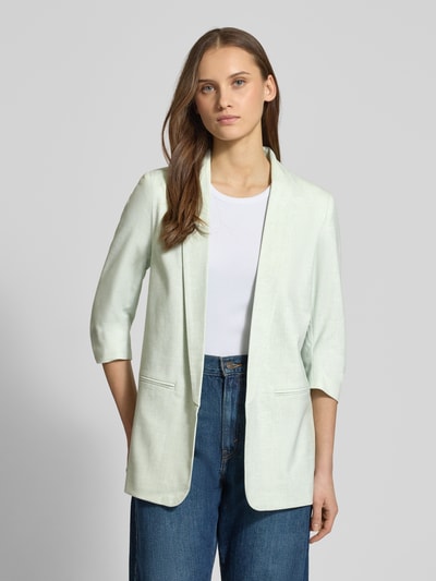 Frauenmodel trägt Regular Fit Longblazer mit 3/4-Ärmeln Modell 'ELLY' von Only, Melange-Optik, Schalkragen, angedeutete Paspeltaschen, zartes Hellgrün, Ganzkörperansicht von vorne.