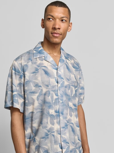 Männermodel trägt Relaxed Fit Freizeithemd aus Bio-Baumwoll-Modal-Mix Modell 'RELAXAIR' von SELECTED HOMME, Optik: Unifarben, Kurzarm, Reverskragen, durchgehend geknöpft, Nahaufnahme Oberkörper.
