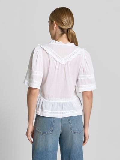 Frauenmodel trägt Blusenshirt mit Häkelspitze Modell 'Evienne' von Neo Noir aus reiner Baumwolle, Weiß, V-Ausschnitt, Rückansicht, Ganzkörperansicht.