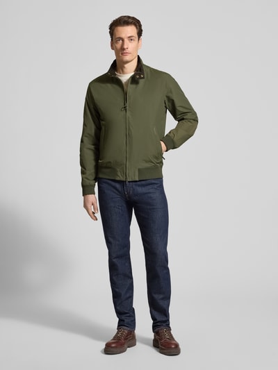 Mannenmodel draagt Regular Fit Blouson met steekzakken en staande kraag model 'Royston' van Barbour, effen groen, volledige frontaanzicht.