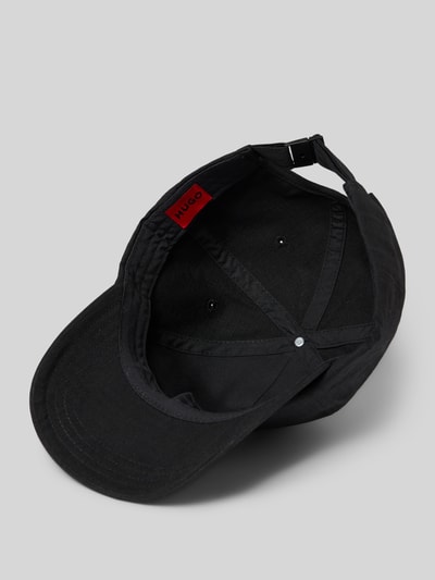 Produktfoto, schwarze Cap aus reiner Baumwolle 'JAKE-RS' von HUGO für Herren auf neutralgrauem Hintergrund, rau strukturierte Oberfläche
