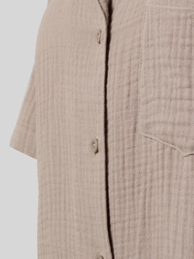 Frauenmodel trägt Relaxed Fit Pyjama-Oberteil mit Brusttasche von Jake*s Casual aus reiner Baumwolle mit Strukturmuster, Nahaufnahme Oberkörper.