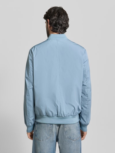 Męski model nosi Regular Fit Bomberjacke mit Stehkragen Modell 'Rapid' od CINQUE, jasnoniebieski, gładka tekstura, widok całej sylwetki od tyłu, długość tyłu w rozmiarze M 69 cm, szerokość ramion w rozmiarze M 46 cm, szerokość w rozmiarze M 55 cm, długość rękawa w rozmiarze M 70 cm, elastyczne wykończenia, dwukierunkowy zamek.