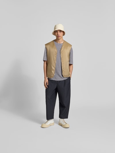Männermodel trägt Regular Fit T-Shirt aus Leinen-Mix von Officine Générale in Beige und Dunkelgrau, Halbarm, Rundhalsausschnitt, Ganzkörperansicht von vorne.