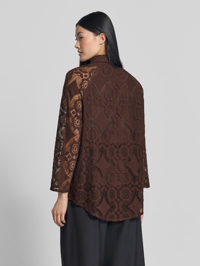 Frauenmodel trägt Regular Fit Hemdbluse aus Spitze Modell 'ALMI' von YAS in Braun mit floralen Mustern und transparentem Design, Ganzkörperansicht Rückansicht.