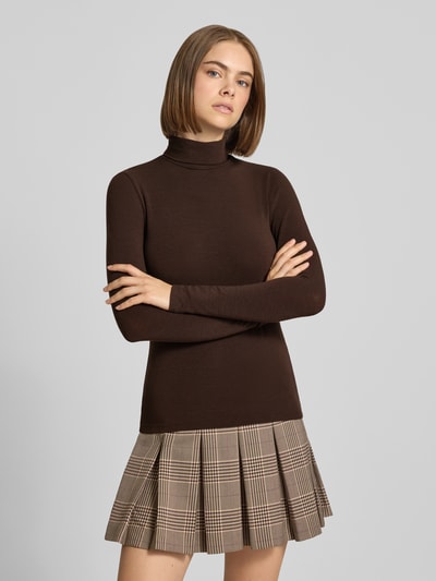 Frauenmodel trägt Regular Fit Langarmshirt mit Viskose-Anteil Modell 'GLAMOUR' von ONLY, braun, kombiniert mit kariertem Rock, Damen Langarmshirt von ONLY, Ganzkörperansicht von vorne.